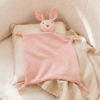 doudou plat bebe mousseline coton rose mise en situation