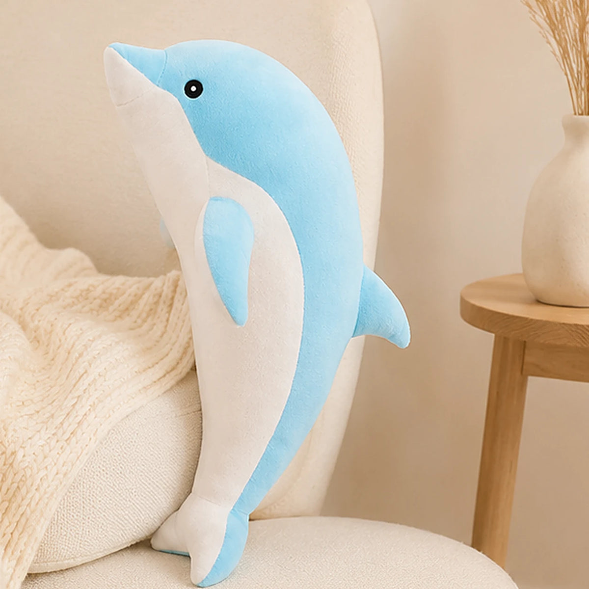 peluche dauphin bleu 30 cm - mise en situation