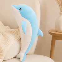 peluche dauphin bleu 30 cm - mise en situation