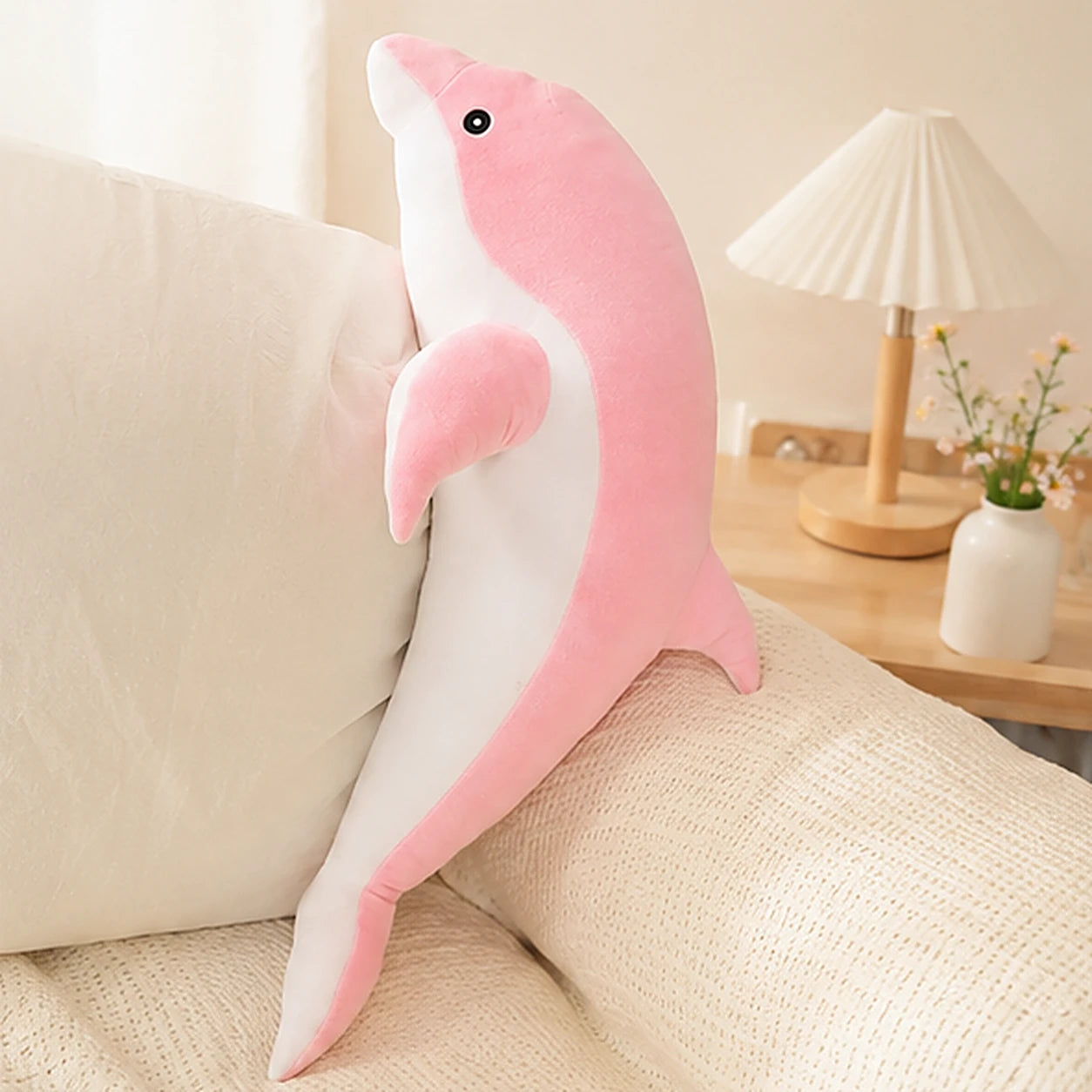 Peluche dauphin rose 30 cm - mise en situation