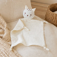 doudou plat chat mousseline blanc casse en situation