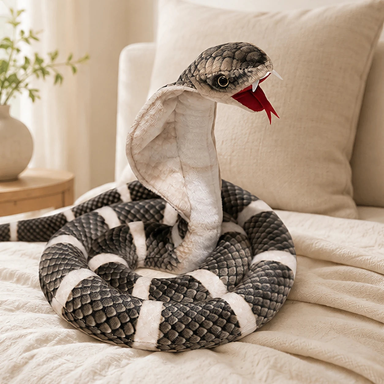Peluche serpent cobra 115 cm - mise en situation