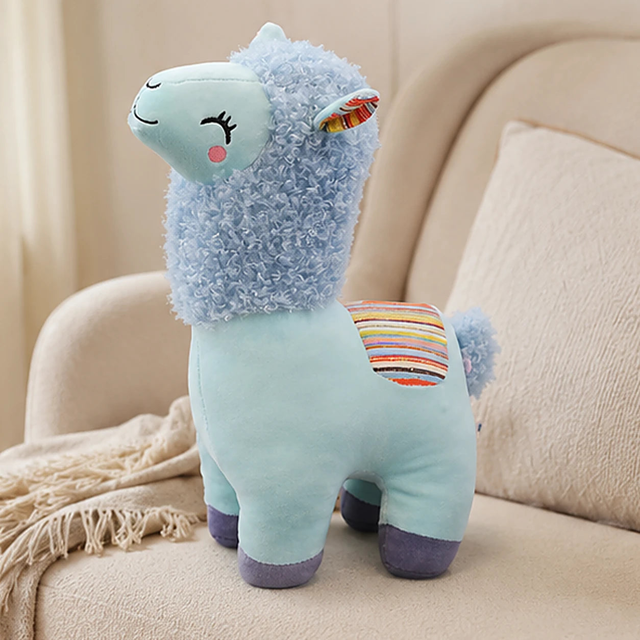 Peluche alpaga bleue en situation