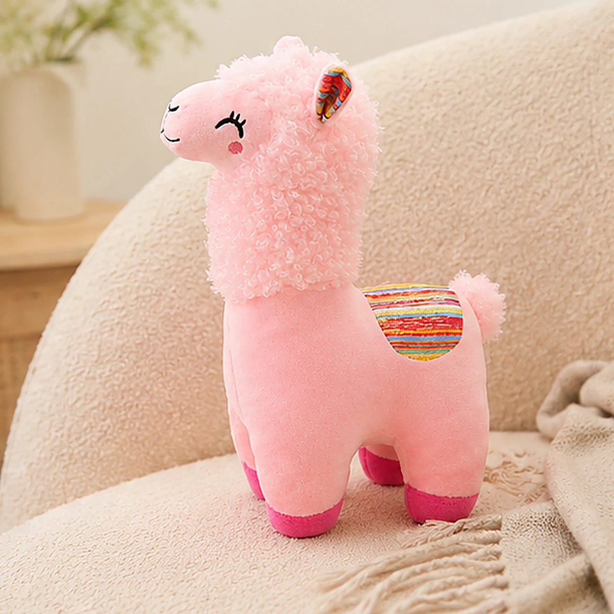 Peluche alpaga rose en situation