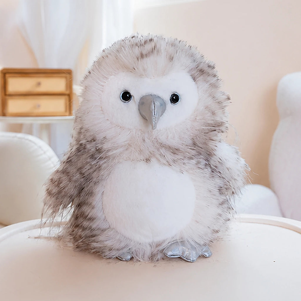 Peluche chouette rayee brun clair - mise en situation